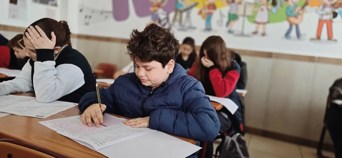 Enseignant devant une classe dans une école privée au Maroc