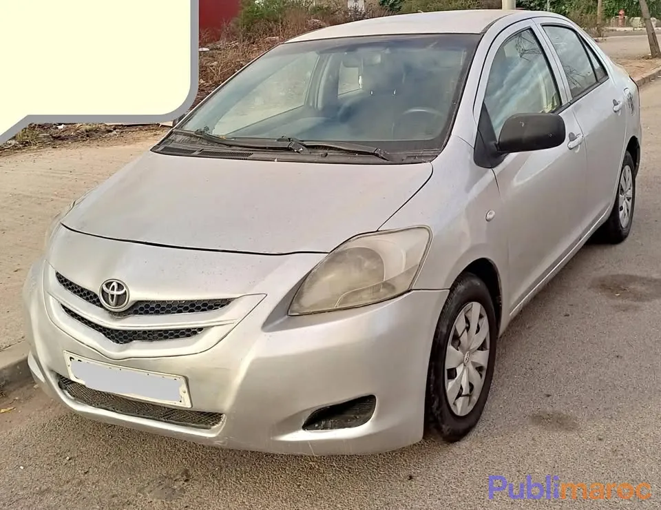 Toyota Yaris Sedan (Modèle 2009) Essence
